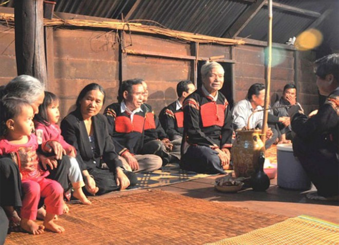 Một buổi trình diễn hát kể sử thi ở xã Ea Tul, H.Cư Mgar, Đắk Lắk ẢNH: NGỌC QUYỀN