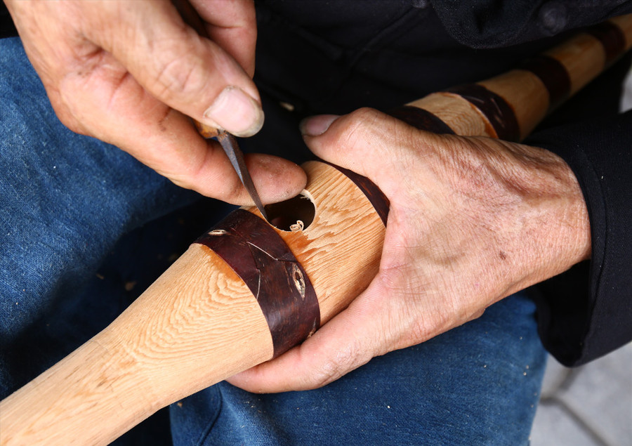  Công đoạn gọt bầu đàn của Mua Mí Hồng.