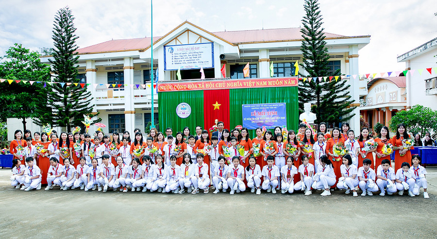 Tập thể thầy và trò trường THCS Chu Văn An luôn học theo lời Bác (ảnh nhà trường cung cấp)