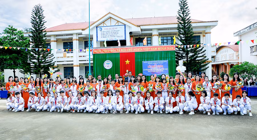 Tập thể thầy và trò trường THCS Chu Văn An luôn học theo lời Bác (ảnh nhà trường cung cấp)