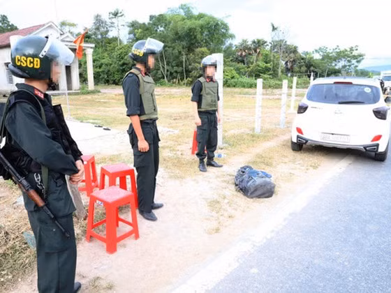 Lực lượng chức năng bảo vệ hiện trường. Ảnh Công an Hà Tĩnh