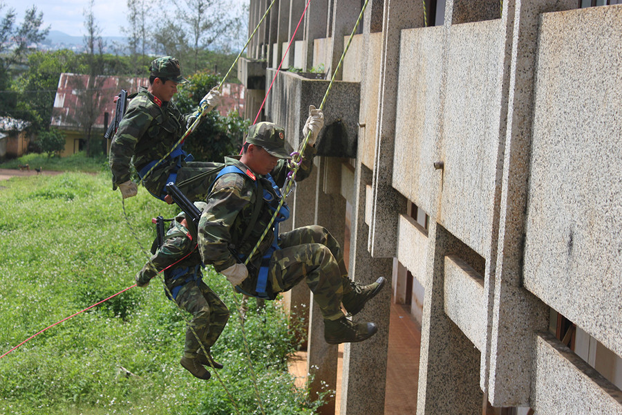 Lực lượng trinh sát huấn luyện nội dung tuột dây ZD trong nhiệm vụ đánh bắt, giải thoát con tin ở nhà cao tầng. Ảnh: PHƯƠNG DUNG Lực lượng trinh sát huấn luyện nội dung tuột dây ZD trong nhiệm vụ đánh bắt, giải thoát con tin ở nhà cao tầng. Ảnh: PHƯƠNG DUNG
