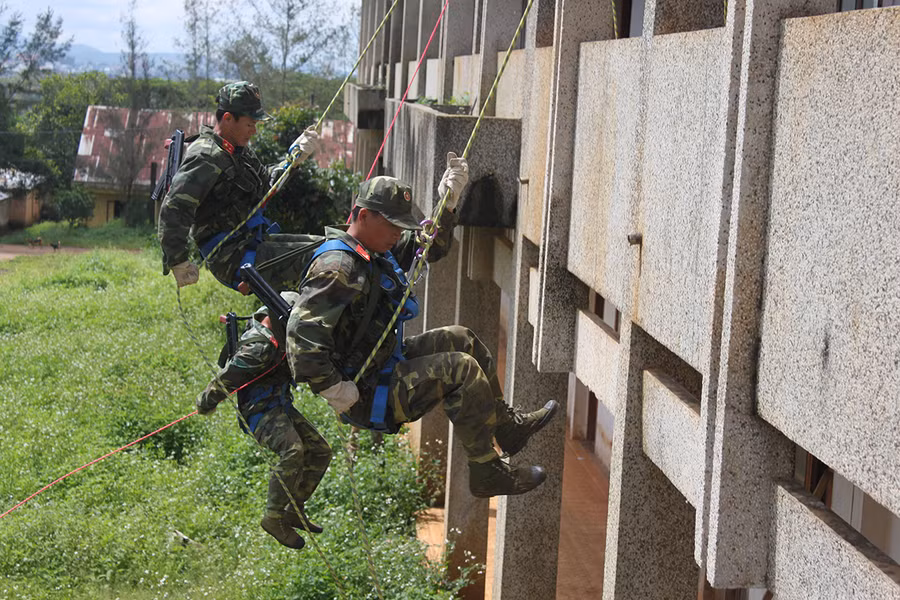  Lực lượng trinh sát huấn luyện nội dung tuột dây ZD trong nhiệm vụ đánh bắt, giải thoát con tin ở nhà cao tầng. Ảnh: PHƯƠNG DUNG
