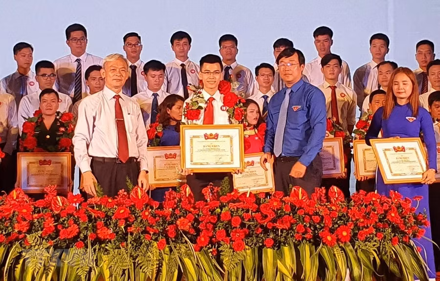 Trao bằng khen tuyên dương các gương Người thợ trẻ giỏi toàn quốc năm 2020. (Ảnh: Lê Xuân/TTXVN)