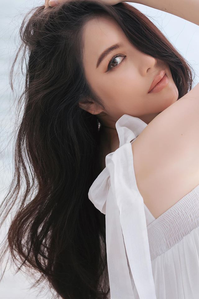 Dù trang điểm nhẹ nhàng nhưng Lý Nhã Kỳ vẫn xinh đẹp hút mọi ánh nhìn.