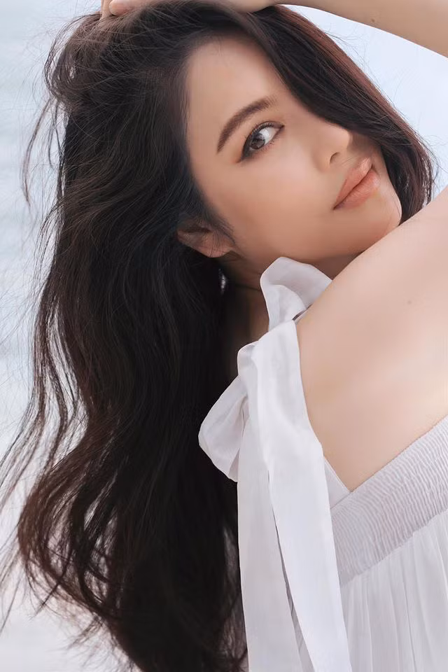 Dù trang điểm nhẹ nhàng nhưng Lý Nhã Kỳ vẫn xinh đẹp hút mọi ánh nhìn.