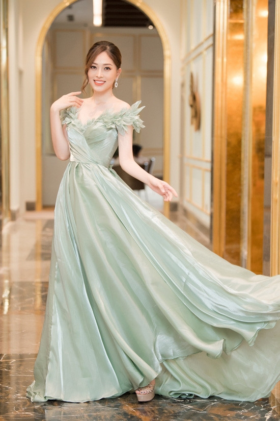 Riêng Á hậu Bùi Phương Nga chuộng kiểu váy công chúa bước ra từ cổ tích.