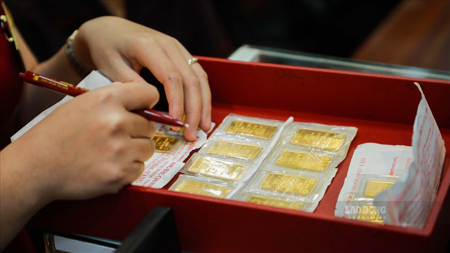 Không ít người quyết định chốt lời khi vàng đang ở đỉnh giá. Ảnh: Phan Anh