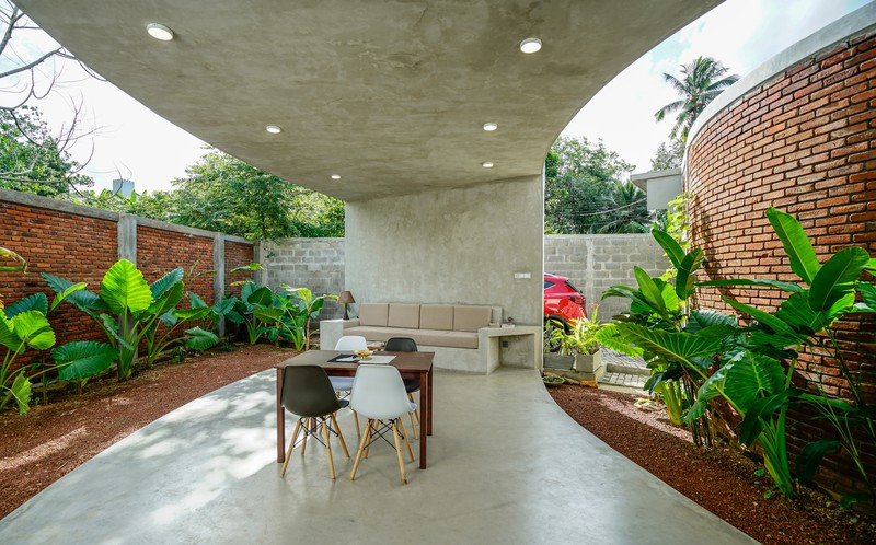 Đèn sắp xếp theo chiều dài của trần, cung cấp ánh sáng cho phòng khách vào ban đêm.