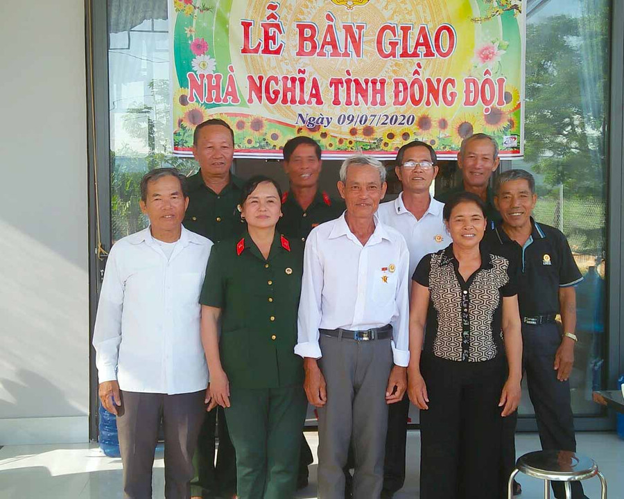 Hội CCB huyện Krông Pa bàn giao nhà “Nghĩa tình đồng đội” cho gia đình CCB Ngô Trọng Đồng (buôn Phum, xã Ia Rsươm). Ảnh: GIA HƯNG