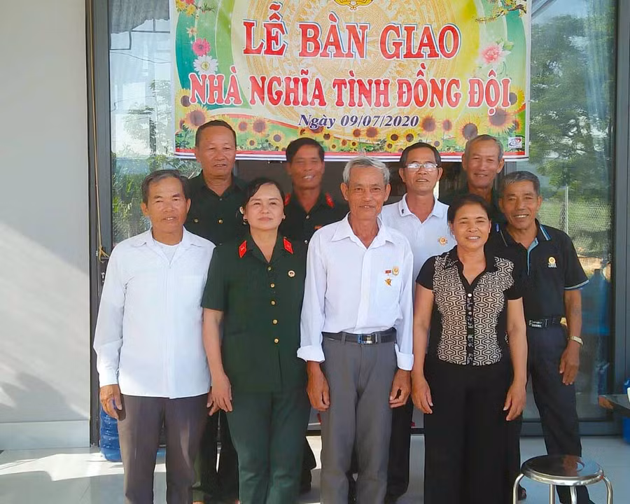 Hội CCB huyện Krông Pa bàn giao nhà “Nghĩa tình đồng đội” cho gia đình CCB Ngô Trọng Đồng (buôn Phum, xã Ia Rsươm). Ảnh: GIA HƯNG