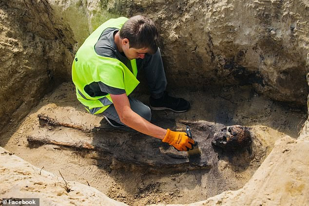 Một nhà khảo cổ đang khai quật một trong 115 hài cốt - ảnh: Facebook thành viên nhóm nghiên cứu  Một nhà khảo cổ đang khai quật một trong 115 hài cốt - ảnh: Facebook thành viên nhóm nghiên cứu