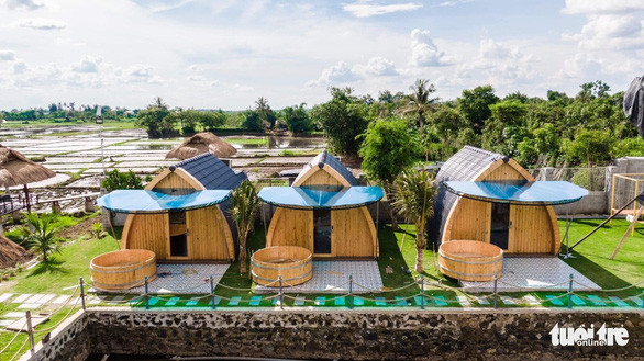 Nhiều hạng mục khu nghỉ dưỡng xây ra ruộng lúa, chủ đầu tư nói để đón view'đồng quê - Ảnh: Facebook Happy House