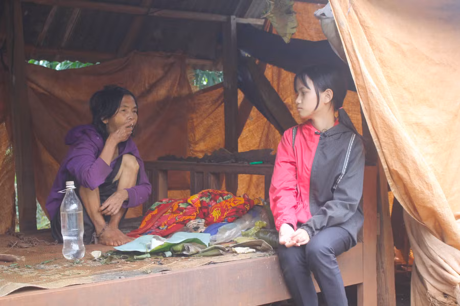 Em Rơ Lan Huyền và người mẹ mắc bệnh tâm thần. Ảnh: Thiên Di 