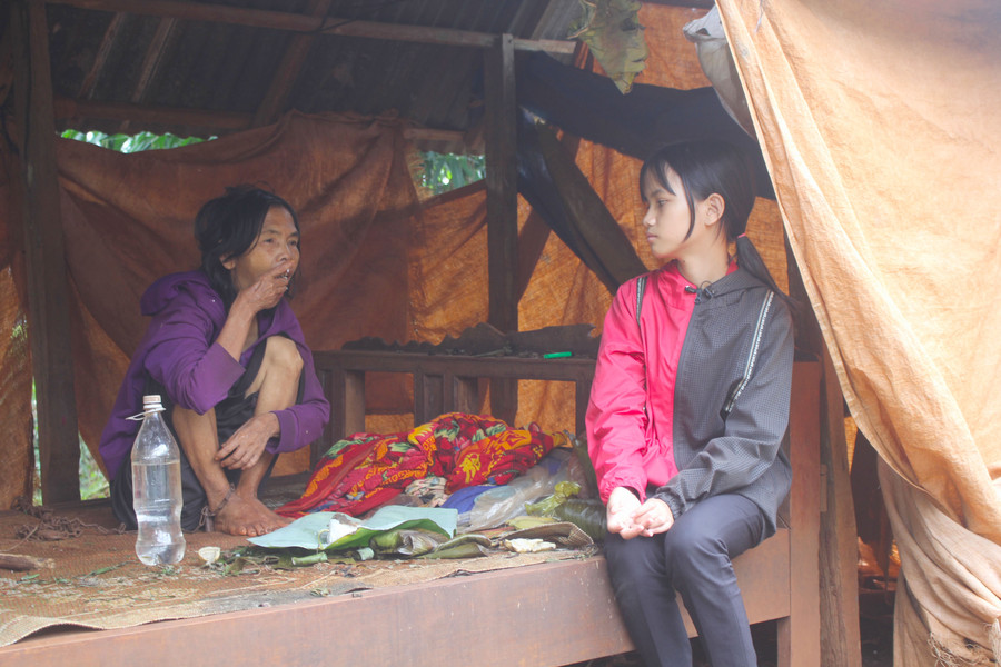 Em Rơ Lan Huyền và người mẹ mắc bệnh tâm thần. Ảnh: Thiên Di Em Rơ Lan Huyền và người mẹ mắc bệnh tâm thần. Ảnh: Thiên Di