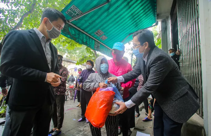 Ông Phạm Tuấn Long, Phó Chủ tịch UBND quận Hoàn Kiếm (trái) và ông Tô Đình Tuân (phải), Tổng Biên tập Báo Người Lao Động, trao quà cho bà con khó khăn trong ngày cây "ATM thực phẩm miễn phí" đầu tiên tại Hà Nội của Báo Người Lao Động được khai trương hôm 26-4-2020 Ông Phạm Tuấn Long, Phó Chủ tịch UBND quận Hoàn Kiếm (trái) và ông Tô Đình Tuân (phải), Tổng Biên tập Báo Người Lao Động, trao quà cho bà con khó khăn trong ngày cây