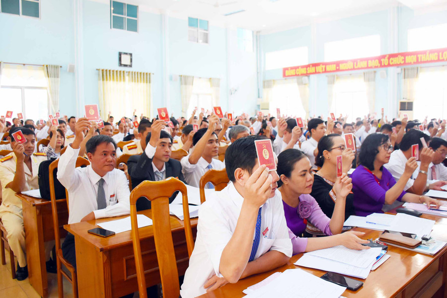 Các đại biểu biểu quyết thông qua các nội dung chương trình đại hội. Ảnh: Minh Triều 