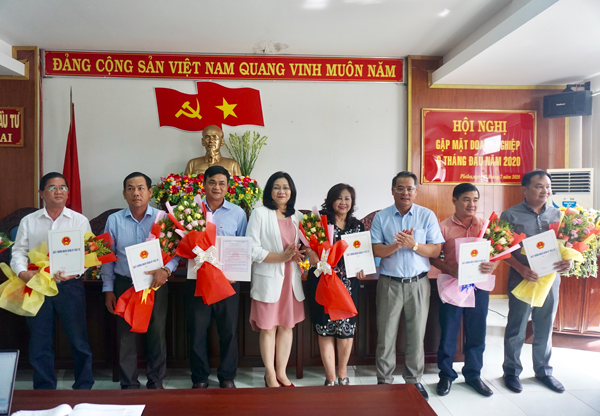 Sở Kế hoạch và Đầu tư trao Giấy chứng nhận Đăng ký đầu tư cho các DN. Ảnh: H.D Sở Kế hoạch và Đầu tư trao Giấy chứng nhận Đăng ký đầu tư cho các DN. Ảnh: H.D