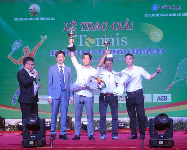 Cặp đôi VĐV đoạt Cúp vô địch lên nhận thưởng. Ảnh: Minh Vỹ 