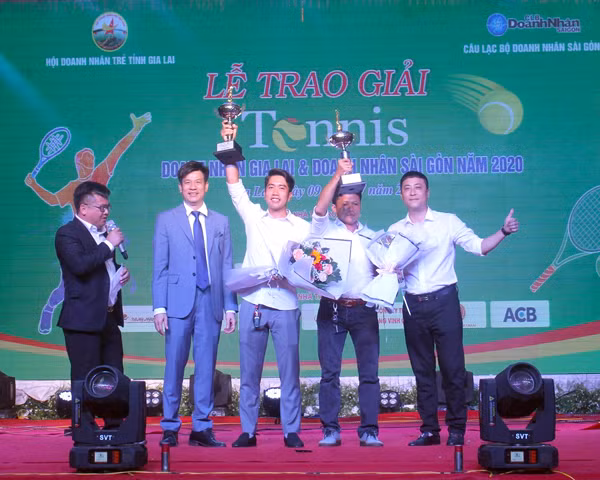 Cặp đôi VĐV đoạt Cúp vô địch lên nhận thưởng. Ảnh: Minh Vỹ 