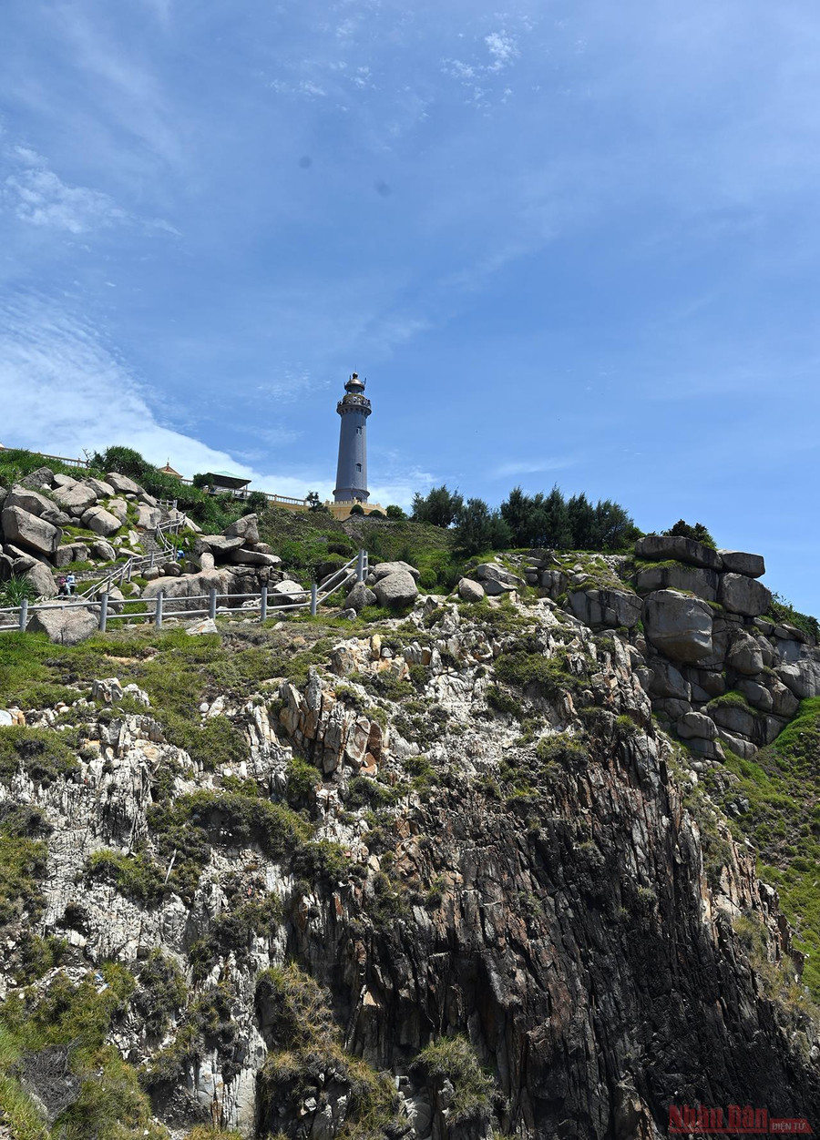 Từ bãi Môn nhìn lên bán đảo mũi Đại Lãnh, bạn sẽ thấy ngọn hải đăng cao 27 m so với nền tòa nhà và 110m so với mặt nước biển, là nơi phát tín hiệu ánh sáng đi xa 27 hải lý. Từ bãi Môn nhìn lên bán đảo mũi Đại Lãnh, bạn sẽ thấy ngọn hải đăng cao 27m so với nền tòa nhà và 110m so với mặt nước biển, là nơi phát tín hiệu ánh sáng đi xa 27 hải lý.