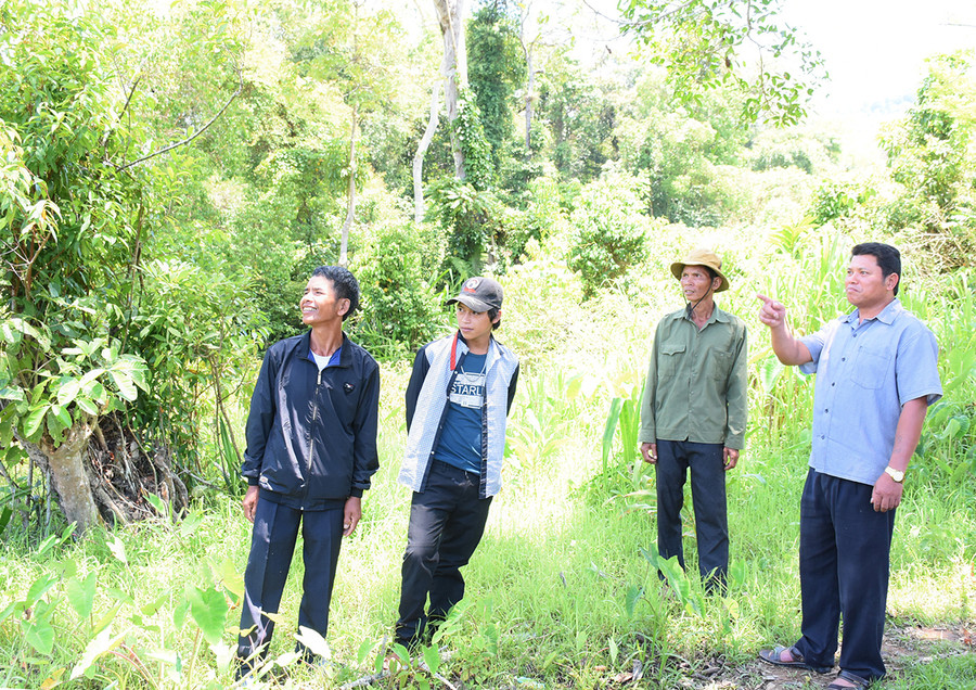 Cán bộ xã Kon Pne (bìa phải) tuyên truyền, vận động người dân tham gia quản lý, bảo vệ rừng. Ảnh: Minh Nguyễn  Cán bộ xã Kon Pne (bìa phải) tuyên truyền, vận động người dân tham gia quản lý, bảo vệ rừng. Ảnh: M.N