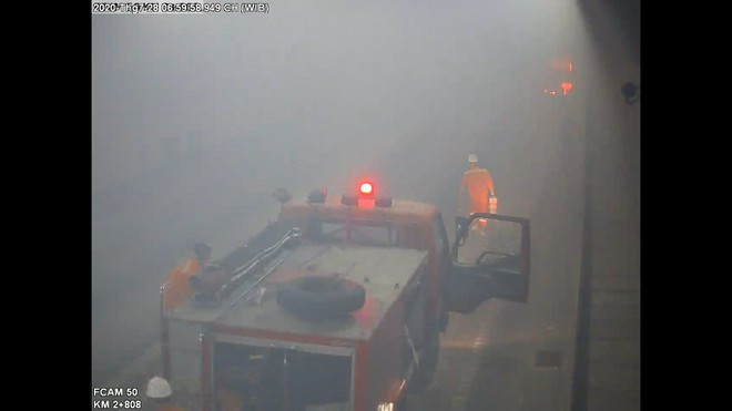 Lực lượng PCCC của hầm tiếp cận đám cháy - ẢNH: NGUYỄN TÚ