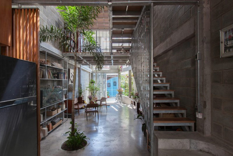 Kết cấu căn nhà được hình thành từ các khối và tường bê tông, bên trong sử dụng khá nhiều nội thất bằng gỗ tạo nên sự tương phản độc đáo cho không gian.