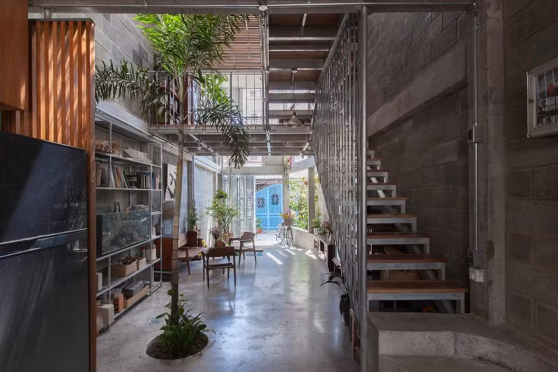 Kết cấu căn nhà được hình thành từ các khối và tường bê tông, bên trong sử dụng khá nhiều nội thất bằng gỗ tạo nên sự tương phản độc đáo cho không gian.