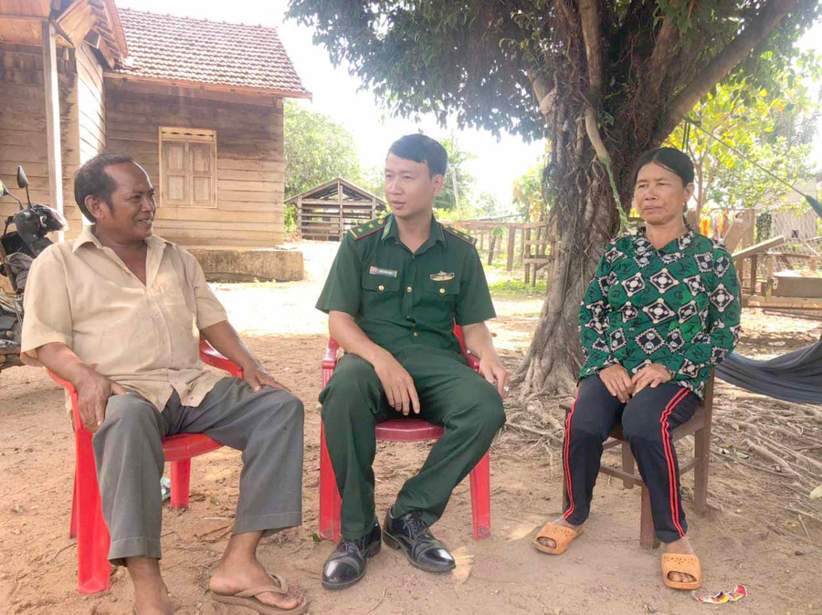 Trưởng thôn Rơ Mah Chát (ngoài cùng bên trái) thường xuyên trao đổi tình hình và phối hợp cùng biên phòng trong công tác tuyên truyền. Ảnh: Anh Huy 