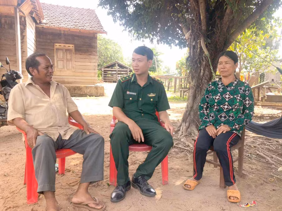 Trưởng thôn Rơ Mah Chát (ngoài cùng bên trái) thường xuyên trao đổi tình hình và phối hợp cùng biên phòng trong công tác tuyên truyền. Ảnh: Anh Huy 