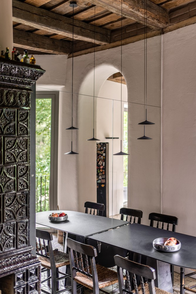 Bàn ăn tận dụng từ căn hộ cũ. Bàn ăn tận dụng từ căn hộ cũ.