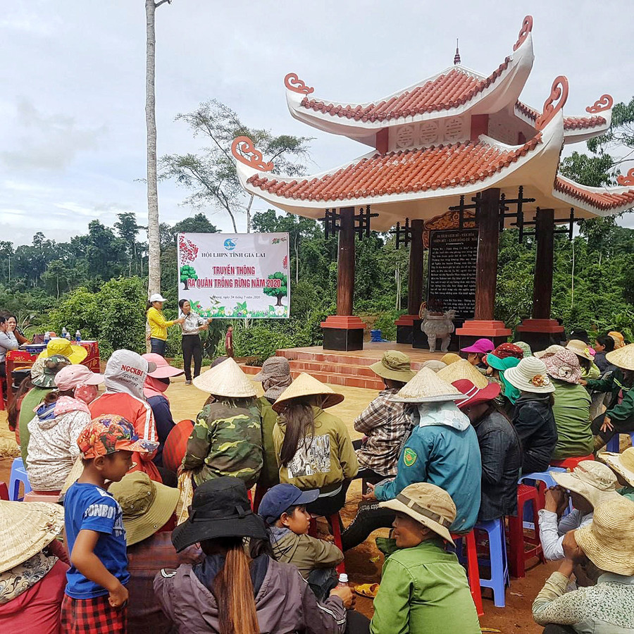  Truyền thông Luật Bảo vệ và Phát triển rừng cho hội viên phụ nữ. Ảnh: Minh Châu