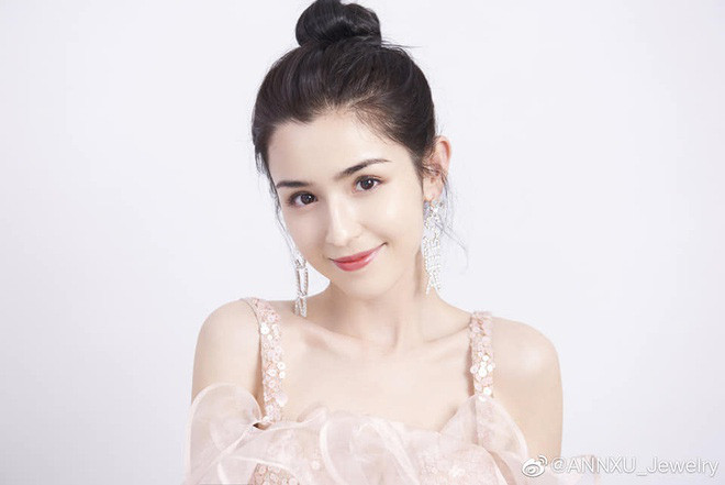 Được biết, Cáp Ni Khắc Tư sinh năm 1996, tại Tân Cương, Trung Quốc. Thời điểm mới vào nghề, người đẹp là nghệ sĩ của công ty dưới trướng nam diễn viên Trần Hách.