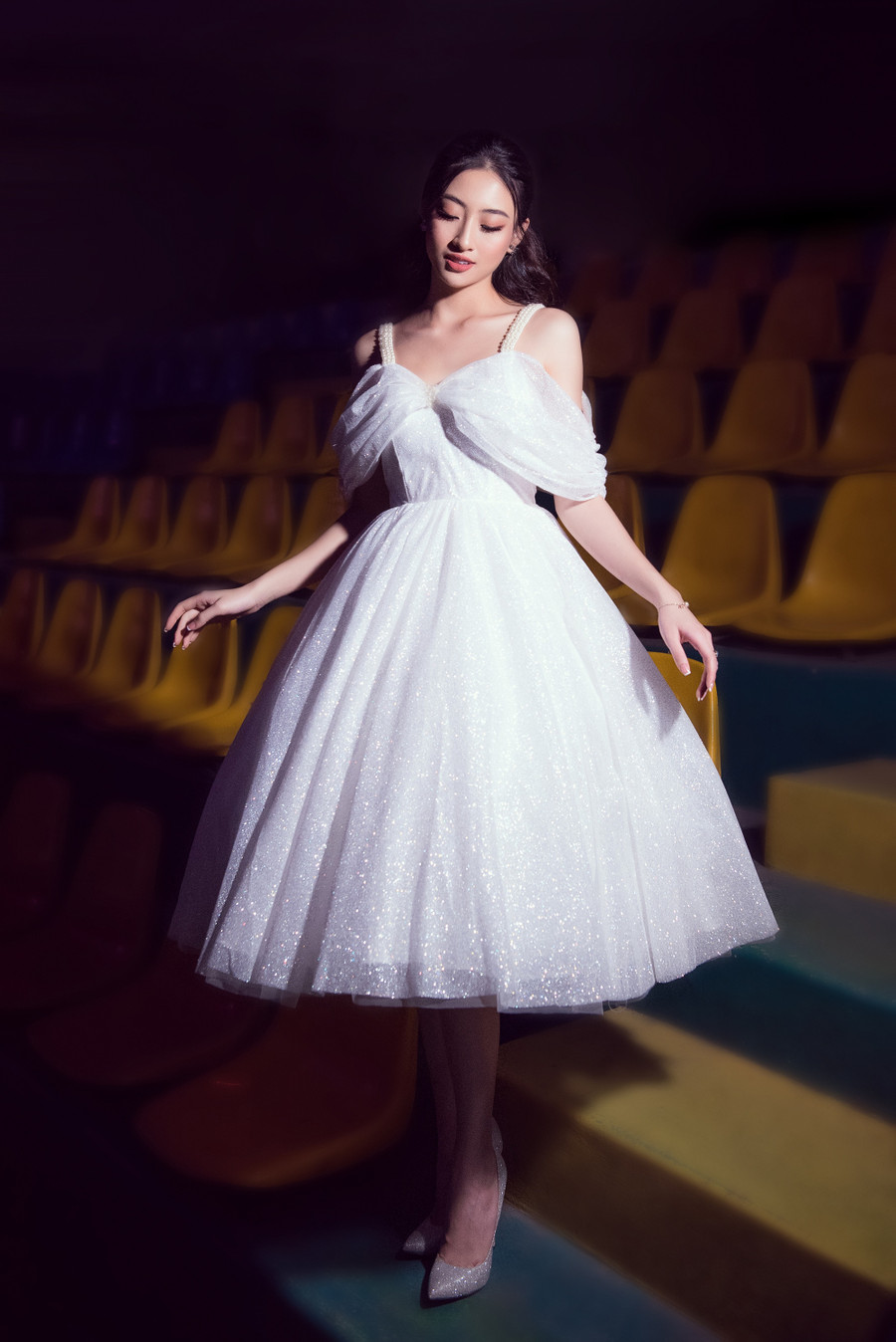 Với vẻ đẹp tri thức của mình, cô nàng chắc chắn sẽ là nhân tố truyền cảm hứng cho cuộc thi Hoa hậu Việt Nam năm nay với vai trò host của 2 phần thi: Người đẹp Nhân ái và Head to head Challenge.