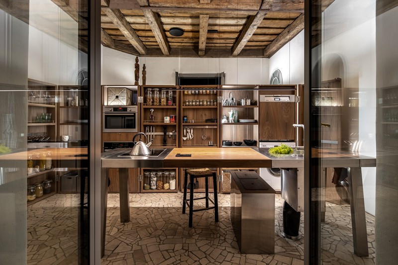 Tường bếp đã bị nứt và rêu mốc bám vào, nên được thay thế bằng đá ốp tường mới. Tường bếp đã bị nứt và rêu mốc bám vào, nên được thay thế bằng đá ốp tường mới.