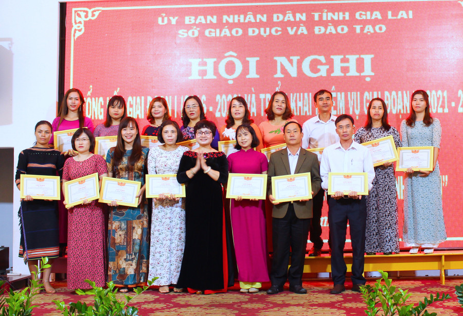 Khen thưởng các cá nhân đạt thành tích xuất sắc trong 5 năm thực hiện Đề án. Ảnh: Hồng Thi Khen thưởng cho các cá nhân đạt thành tích xuất sắc trong 5 năm thực hiện Đề án. Ảnh: Hồng Thi