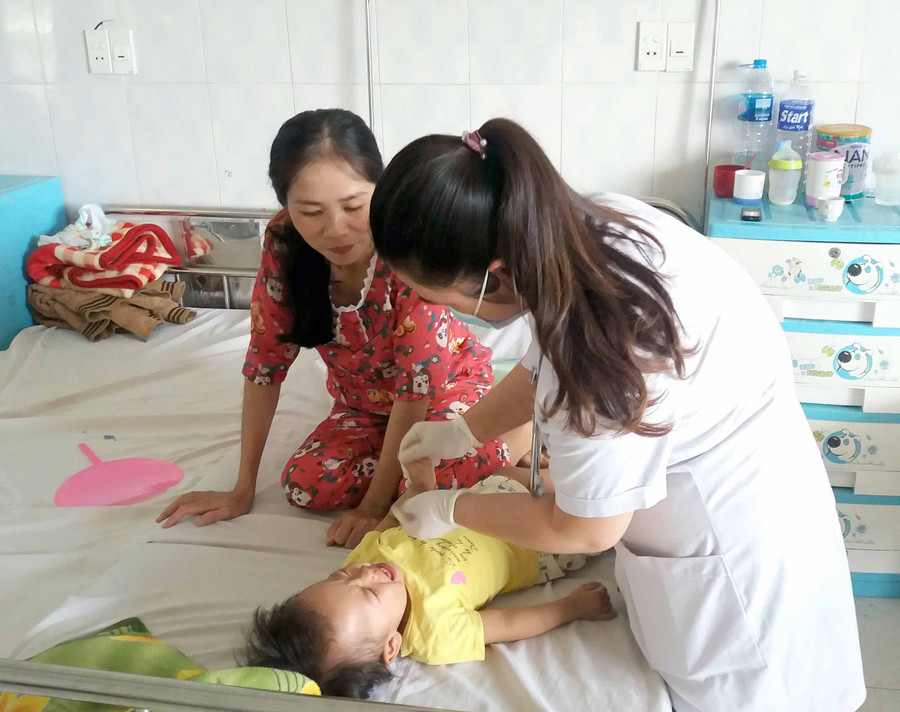 Chăm sóc, điều trị cho bệnh nhi mắc tay chân miệng tại Bệnh viện Nhi Gia Lai. Ảnh: Như Nguyện
