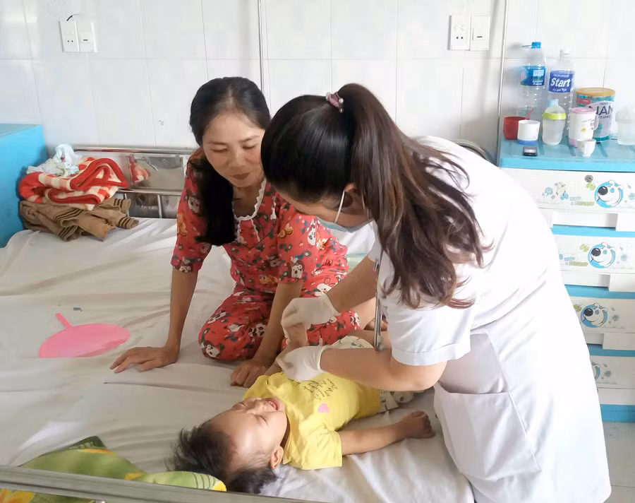 Chăm sóc, điều trị cho bệnh nhi mắc tay chân miệng tại Bệnh viện Nhi Gia Lai. Ảnh: Như Nguyện