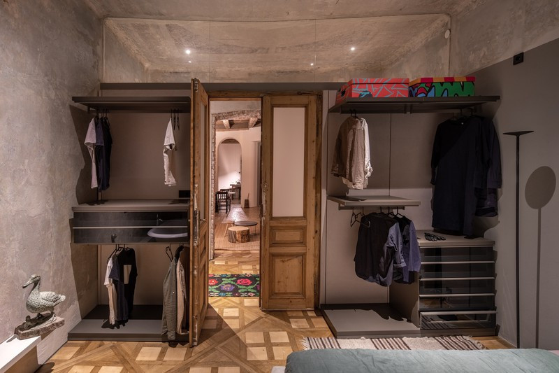 Tủ và kệ treo quần áo. Tủ và kệ treo quần áo.