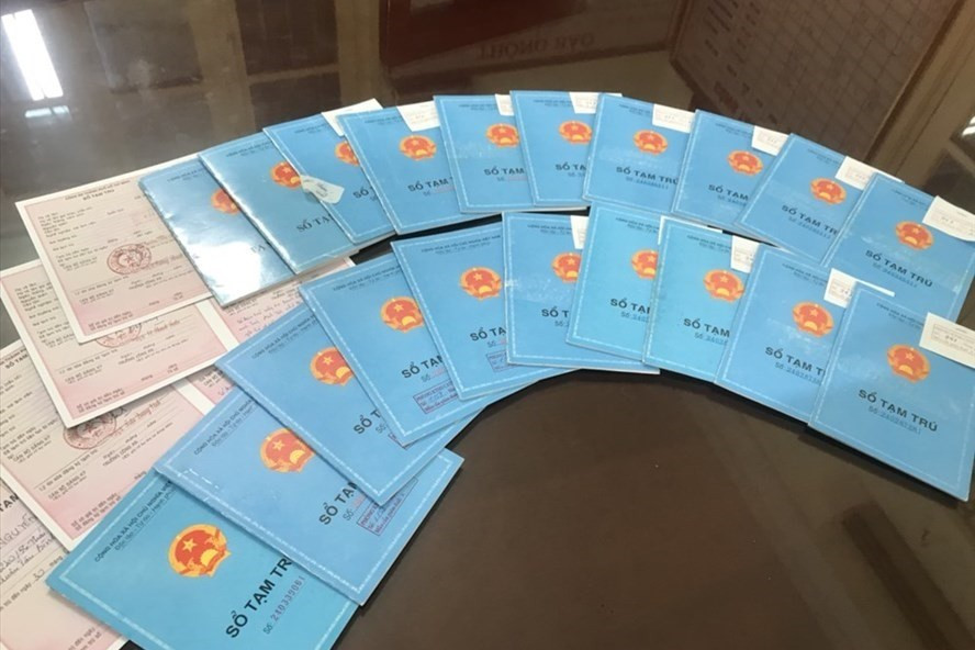 Các phôi sổ tạm trú giả bị cảnh sát thu giữ. Ảnh cơ quan công an.