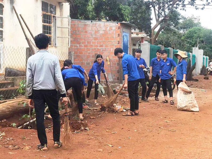 Đoàn viên, thanh niên dọn dẹp vệ sinh đường làng ngõ xóm. Ảnh: Anh Quân Các bạn đoàn viên tham gia dọn dẹp vệ sinh đường làng ngõ xóm. Ảnh: Anh Quân