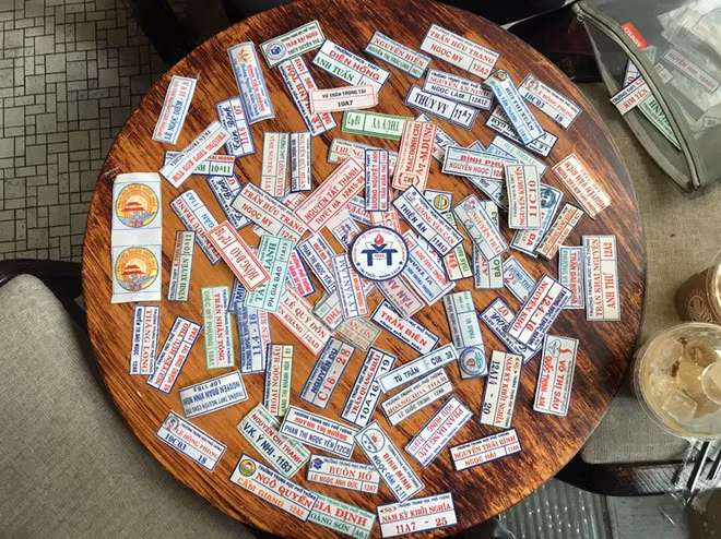 Nguyễn Đoàn Vĩnh Xuyên sở hữu 200 phù hiệu của 70 trường khác nhau Ảnh: THÁI DUY