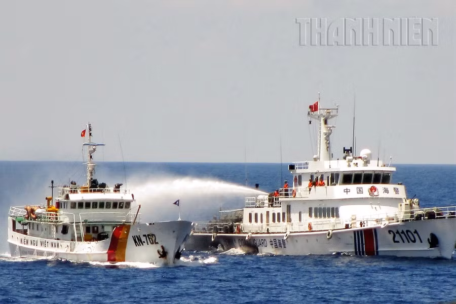 Tàu hải cảnh Trung Quốc phun nước công suất lớn vào tàu Kiểm ngư Việt Nam (trái) tiếp cận ngăn cản giàn khoan Hải Dương 981, tháng 5.2014 - Ảnh: Mai Thanh Hải