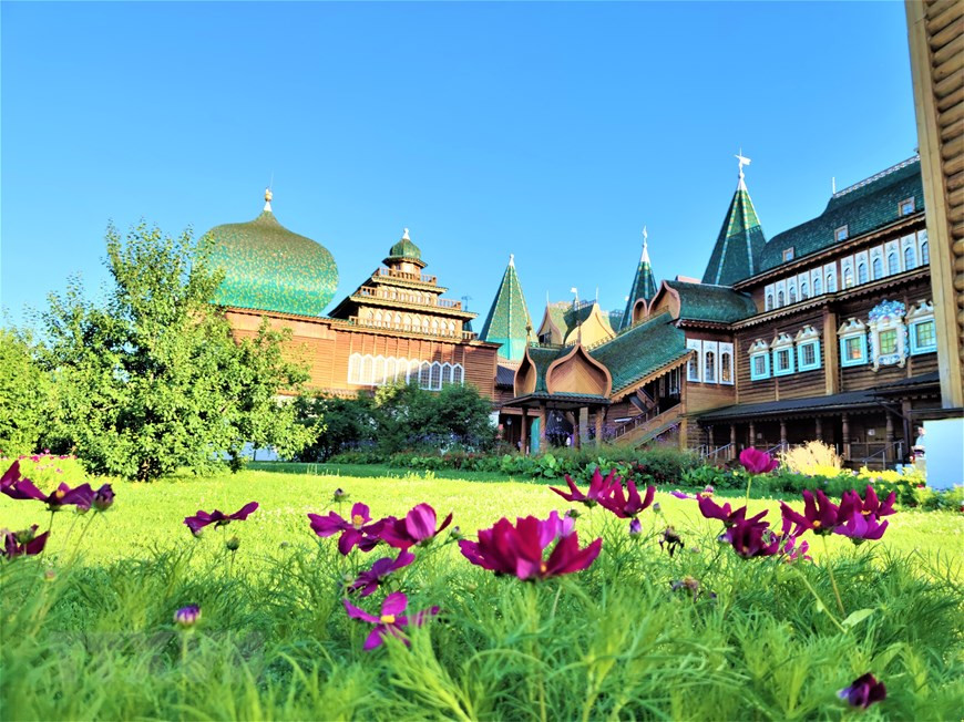 Quần thể cung Sa hoàng Alexey bằng gỗ được phục dựng. Ảnh: Duy Trinh/TTXVN