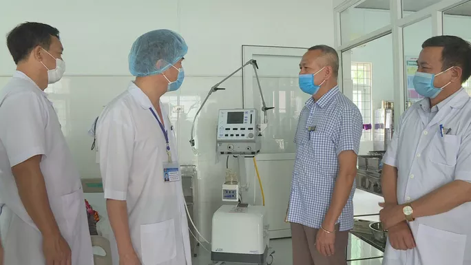 Ông Nay Phi La (áo sọc), Giám đốc Sở Y tế Đắk Lắk kiểm tra cơ sở vật chất trước khi chuyển viện