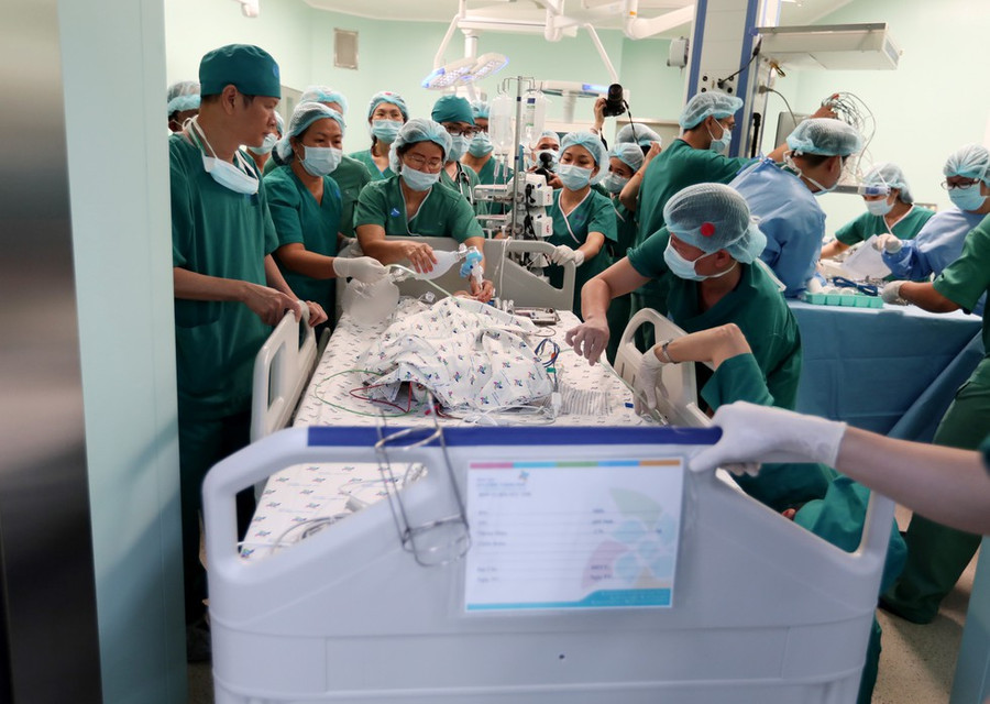 Sau khi được đưa ra khỏi phòng mổ, hai bé T.N và D.N được chuyển về Khoa Hồi sức ngoại để các bác sĩ theo dõi chăm sóc. Sau 3 tháng nữa, hai bé sẽ tiếp tục được phẫu thuật tái tạo đường tiêu hoá ẢNH: NGỌC DƯƠNG