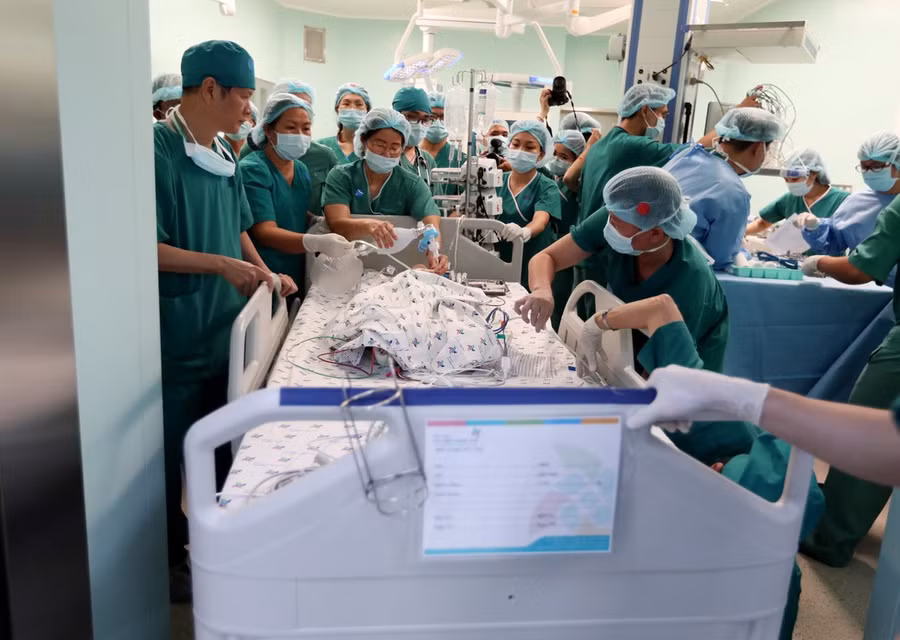 Sau khi được đưa ra khỏi phòng mổ, hai bé T.N và D.N được chuyển về Khoa Hồi sức ngoại để các bác sĩ theo dõi chăm sóc. Sau 3 tháng nữa, hai bé sẽ tiếp tục được phẫu thuật tái tạo đường tiêu hoá ẢNH: NGỌC DƯƠNG