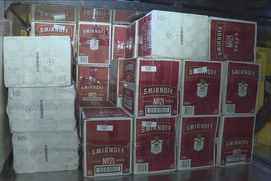 Số rượu ngoại không rõ nguồn gốc được lực lượng chức năng phát hiện. Ảnh ĐX