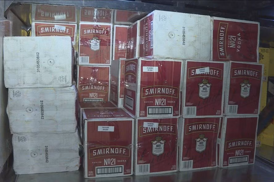 Số rượu ngoại không rõ nguồn gốc được lực lượng chức năng phát hiện. Ảnh ĐX Số rượu ngoại không rõ nguồn gốc được lực lượng chức năng phát hiện. Ảnh ĐX